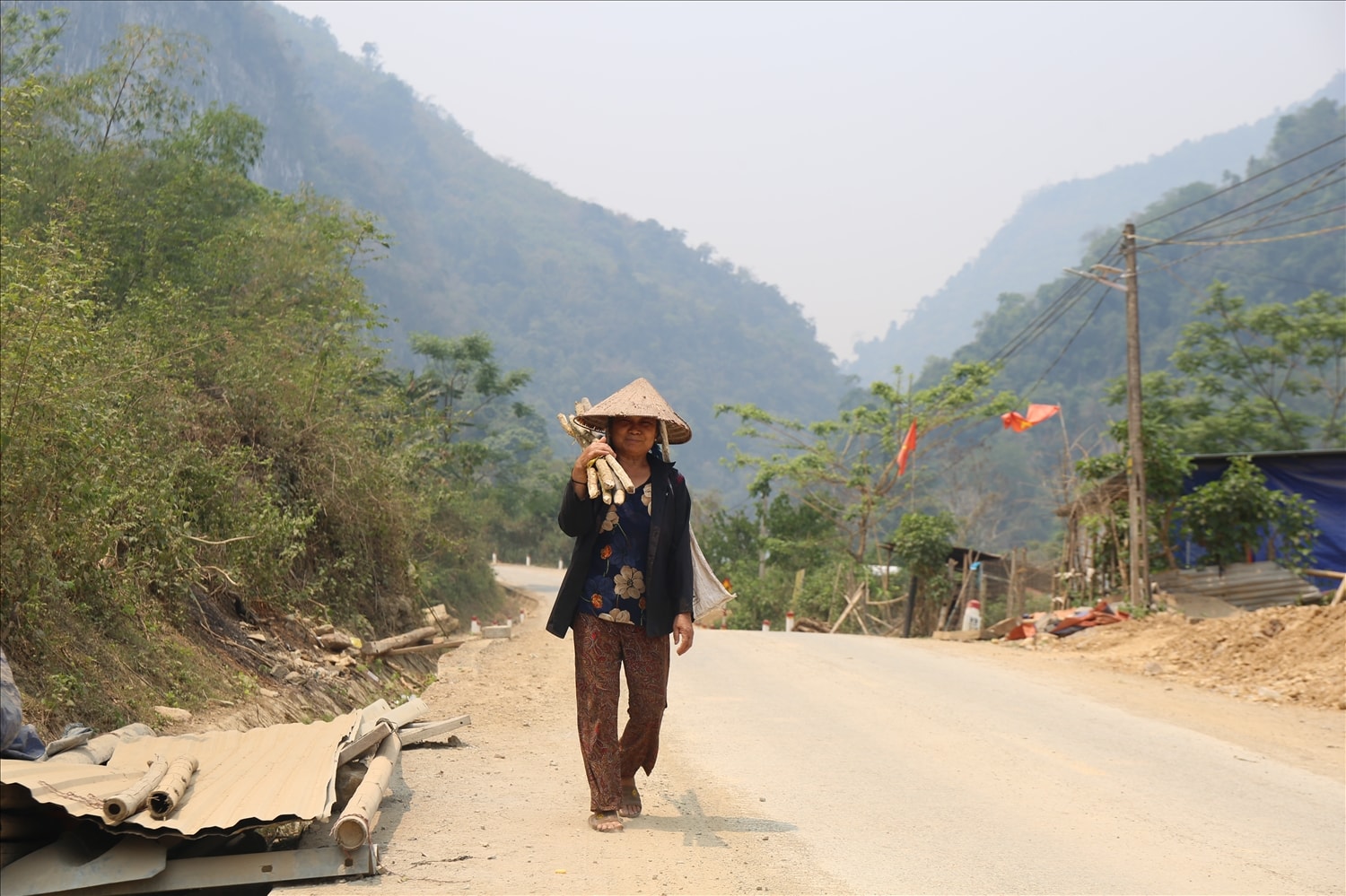 Những “nút thắt” sau mưa bão đang khiến cho tỷ lệ hộ nghèo và cận nghèo hiện tại, lần lượt là hơn 49% và gần 30% có nguy cơ tăng lên - Trong ảnh: Một người dân xã Mỹ Lý đi rẫy về