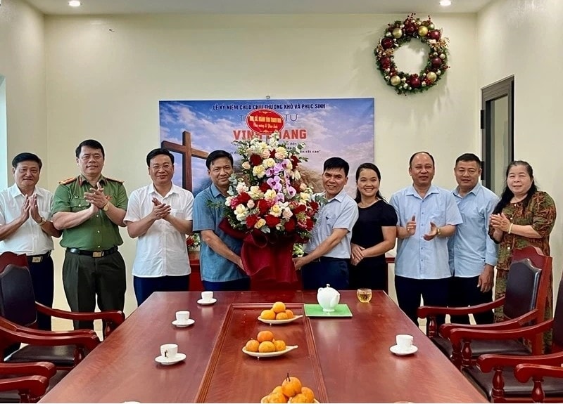 Đoàn công tác chúc mừng Hội Thánh Tin lành Thanh Hóa.