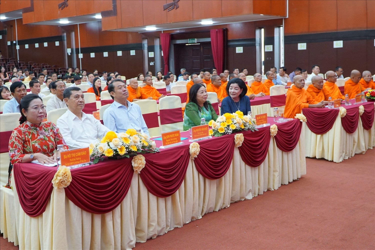 Các đại biểu tham dự họp mặt