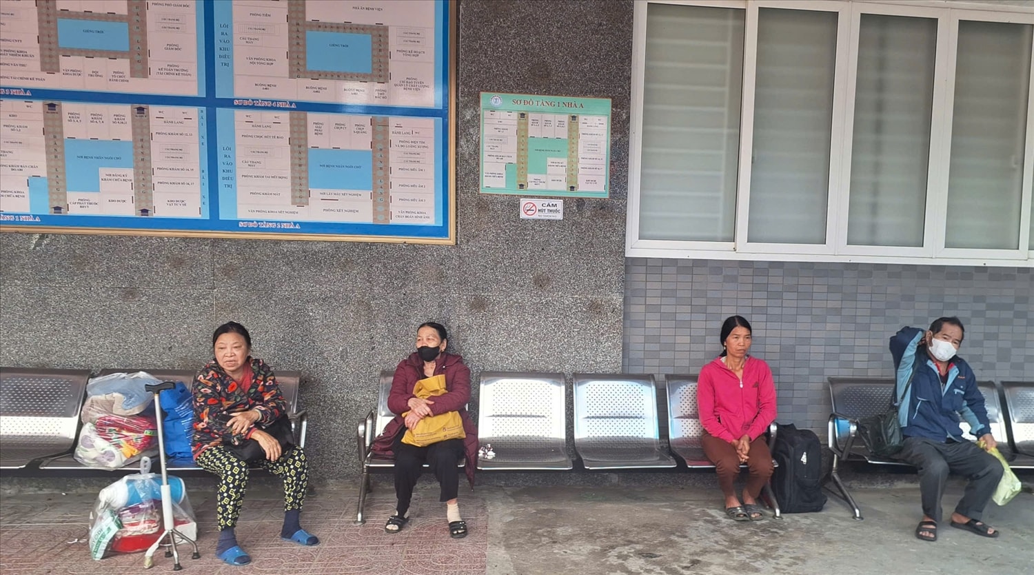 Bà Nguyễn Thị Ngọ (ngoài cùng bên trái) ở xã Hưng Nguyên đi khám bệnh ở Bệnh viện Nội tiết Nghệ An (Ảnh: Phạm Tiến)