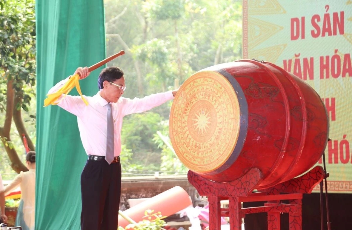 Phó Chủ tịch UBND tỉnh Đầu Thanh Tùng đánh hồi trống khai hội.