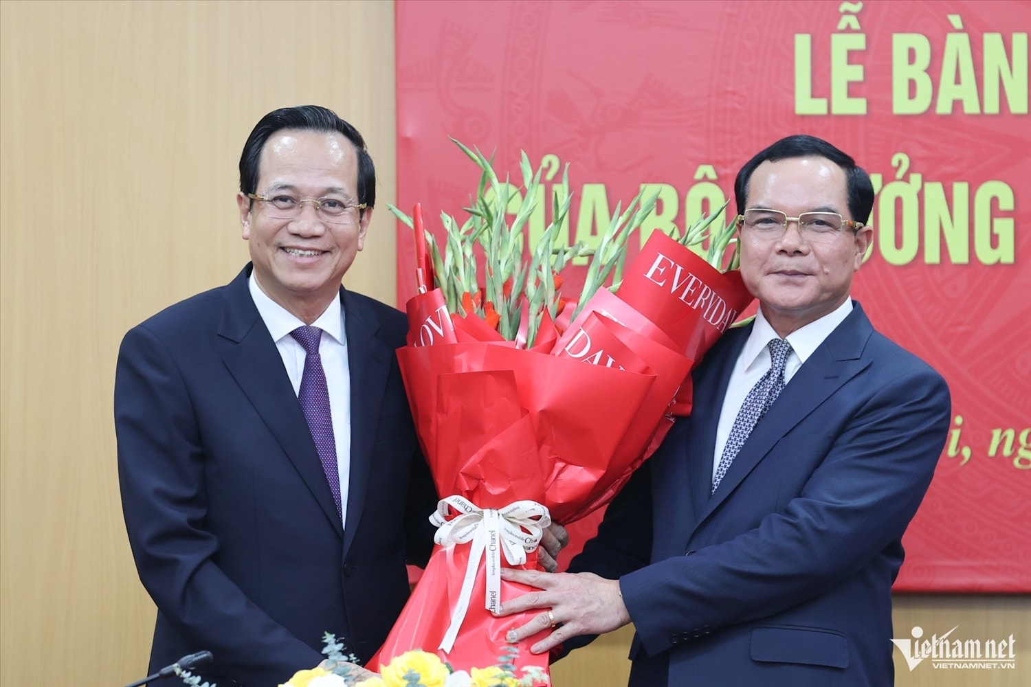Bí thư Đảng ủy, Bộ trưởng Bộ Dân tộc và Tôn giáo nhiệm kỳ 2026 - 2031 Nguyễn Đình Khang tặng hoa tri ân Bí thư Đảng ủy, Bộ trưởng Bộ Dân tộc và Tôn giáo nhiệm kỳ 2021 - 2026 Đào Ngọc Dung. Ảnh: Lê Anh Dũng 