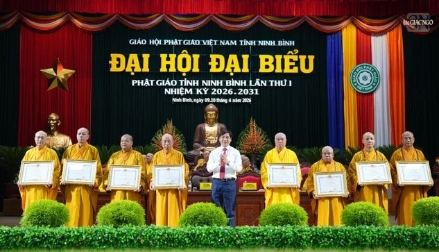 UBND tỉnh Ninh Bình tặng Bằng khen đến các cá nhân Ban Trị sự.(Ảnh: Diệu Tường)
