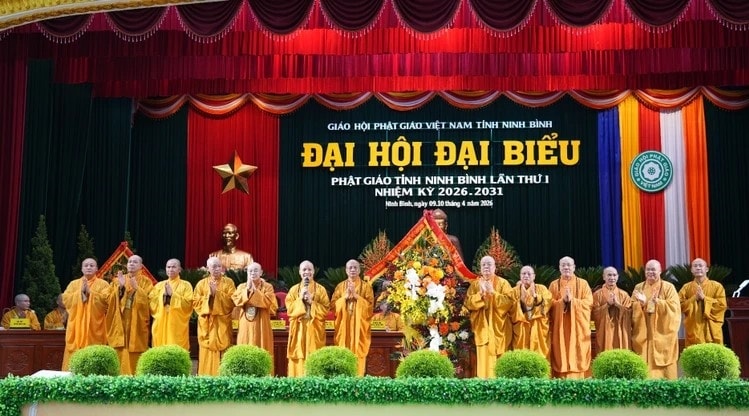 Lãnh đạo Trung ương GHPGVN tặng hoa chúc mừng Tân Ban Trị sự GHPGVN tỉnh Ninh Bình, nhiệm kỳ 2026-2031.(Ảnh: Diệu Tường)