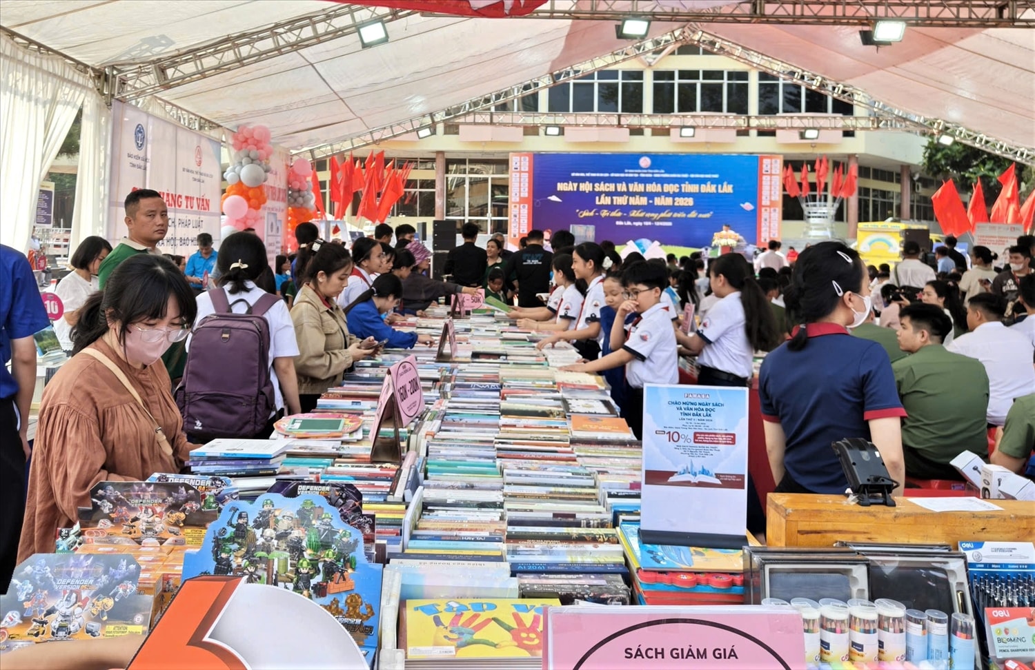 Đông đảo người dân, học sinh đến hội sách