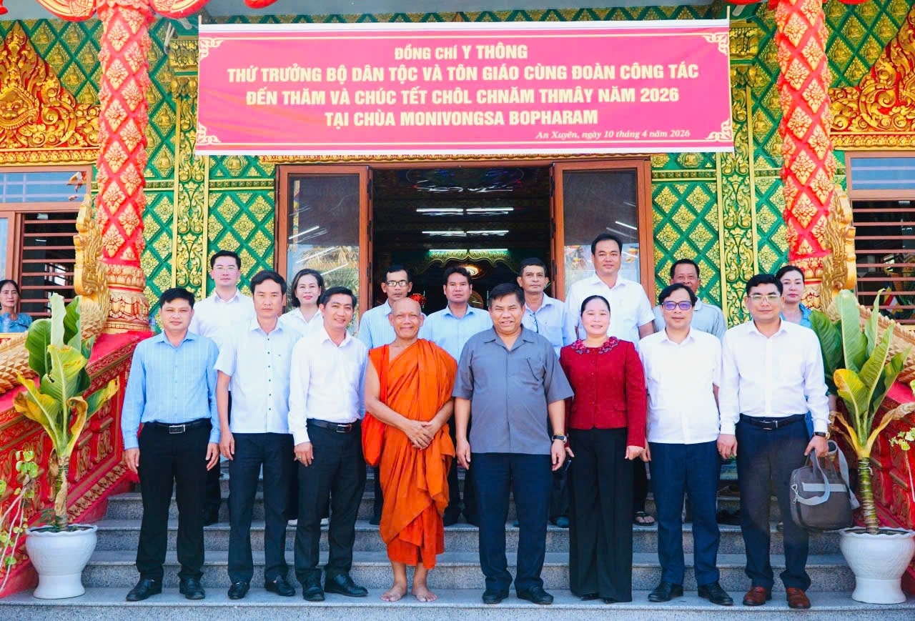 Đoàn công tác của Bộ Dân tộc và Tôn giáo, cùng lãnh đạo sở, ban, ngành tỉnh Cà Mau chụp ảnh lưu niệm tại chùa Monivongsa 
