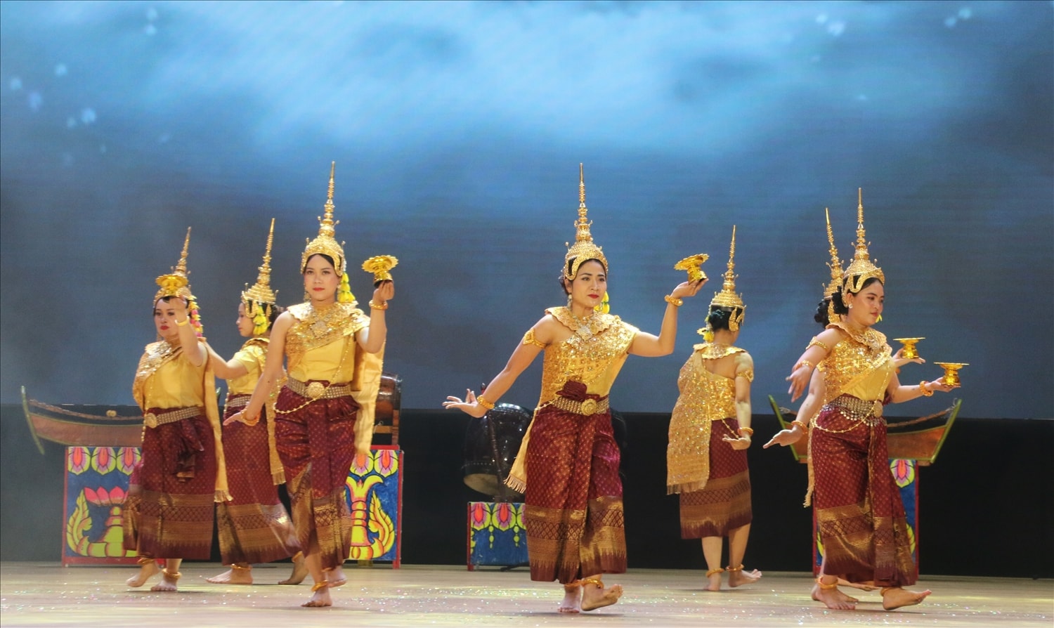 Một tiết mục văn nghệ được phối hợp nhiều giai điệu của đồng bào Khmer  được biểu diễn tại buổi họp mặt 