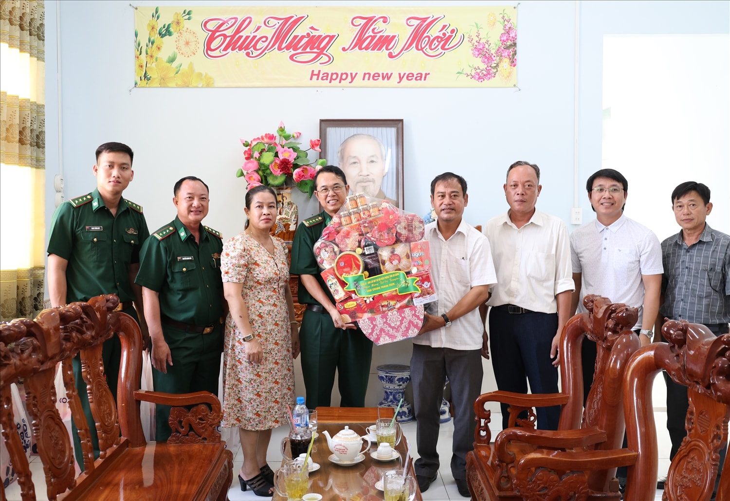 Ông Doãn Đình Tránh, Phó Chính uỷ Ban chỉ huy BĐBP tỉnh  trao quà mừng Tết cổ truyền đến ông Danh Phúc, Giám đốc Sở Dân tộc và Tôn giáo tình An Giang . Ảnh: Tuấn Kiệt 