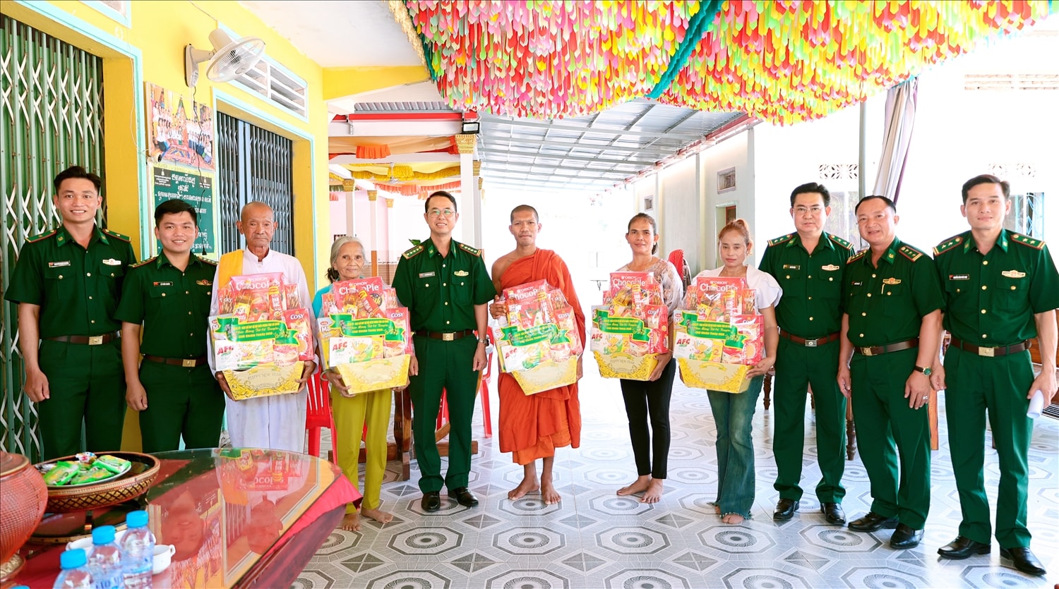 Ban Chỉ huy BĐBP  tỉnh An Giang trao quà mừng Tết cổ truyền đồng bào Khmer đến trụ trì chùa chùa Tà Ngáo và Người có uy tín - Phường Tịnh Biên. Ảnh: Tuấn Kiệt 