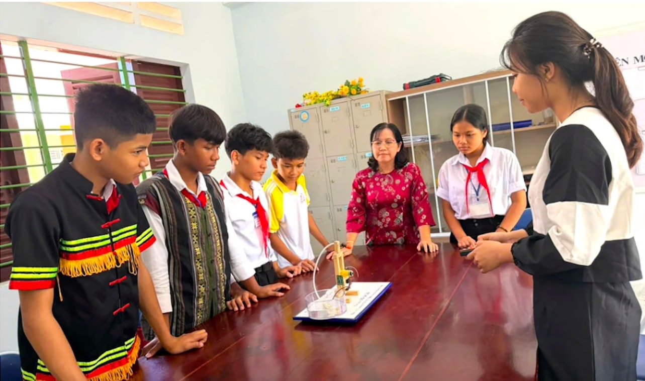 Em Niê H'Thi (ngoài cùng bên phải) học sinh Trường Phổ thông Dân tộc nội trú THCS Khánh Vĩnh điều khiển mô hình Robot cứu hỏa từ xa. (Ảnh: M.P)
