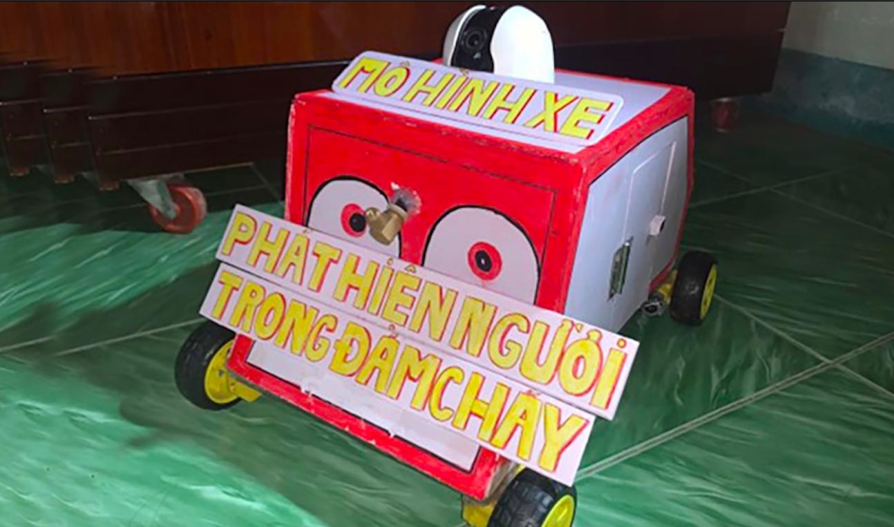 Thiết kế mô hình “Xe phát hiện người trong đám cháy” của học sinh Trần Nhã Trang. (Ảnh: M.P)