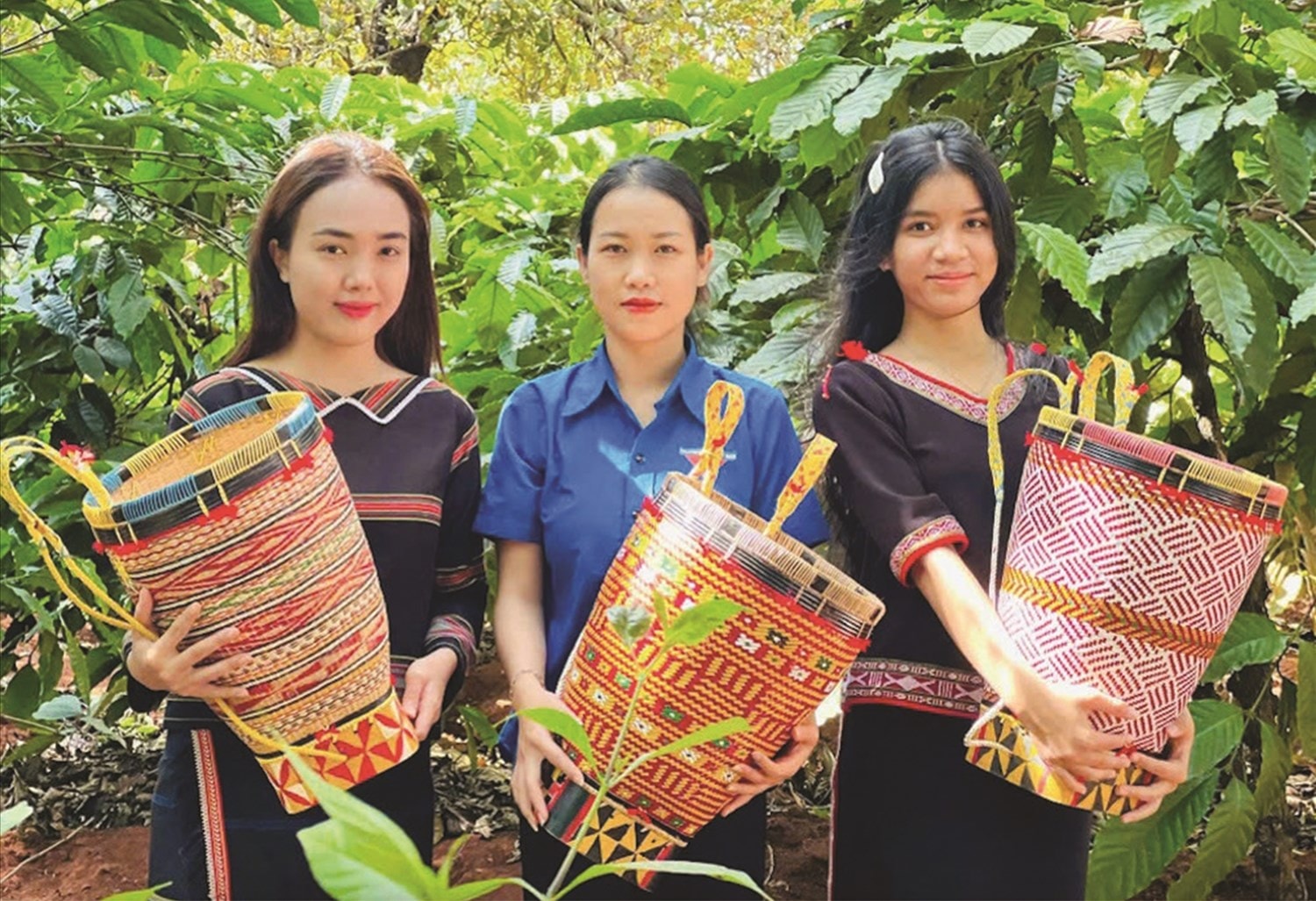 Chị Rơ Mah H’Dịu, Bí thư Đoàn xã Đức Cơ  (bên trái) đã chọn cách khởi nghiệp rất riêng, đó là mô hình “Làng nghề đan lát  truyền thống thanh niên”