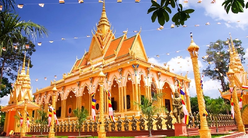 Nhiều chùa Khmer treo cờ phướn ngũ sắc tạo không khí vui tươi chào đón năm mới