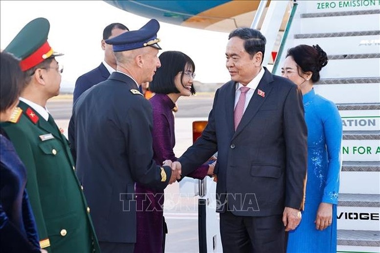Lễ đón Chủ tịch Quốc hội Trần Thanh Mẫn và Phu nhân tại sân bay Ciampino, thành phố Rome, Cộng hòa Italy - Ảnh: TTXVNLễ đón Chủ tịch Quốc hội Trần Thanh Mẫn và Phu nhân tại sân bay Ciampino, thành phố Rome, Cộng hòa Italy - Ảnh: TTXVN