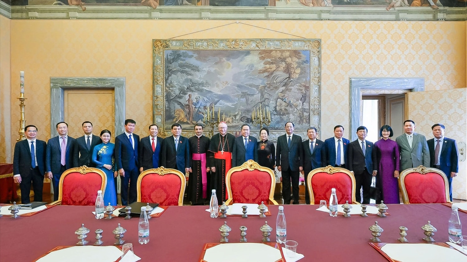 Chủ tịch Quốc hội Trần Thanh Mẫn hội kiến Thủ tướng Tòa Thánh Vatican Pietro Parolin. (Ảnh: QH) 