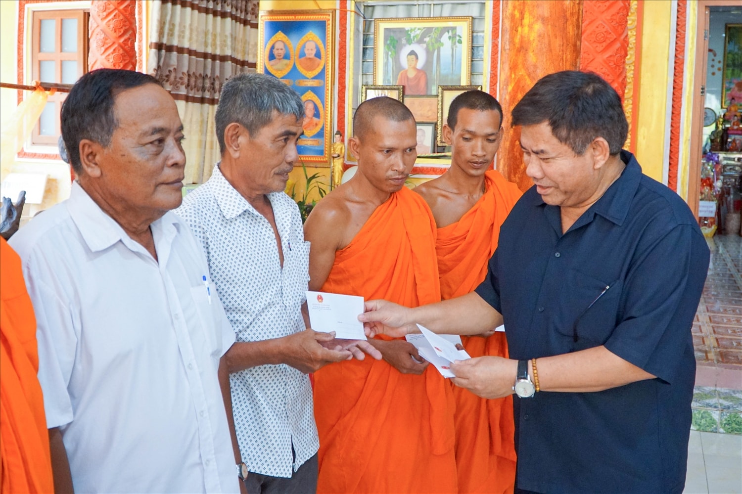 Trao quà Tết tới Người có uy tín, Thứ trưởng Bộ Dân tộc và Tôn giáo Y Thông mong các vị tiếp tục nỗ lực, phát huy vai trò đầu tàu, gương mẫu