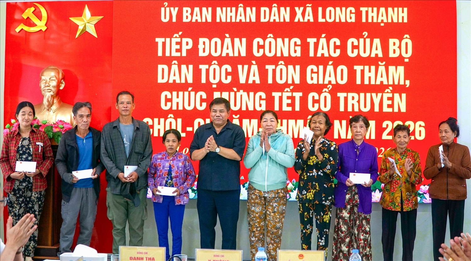 Thứ trưởng Y Thông trao quà Tết tới bà con Khmer có hoàn cảnh khó khăn tại xã Long Thạnh