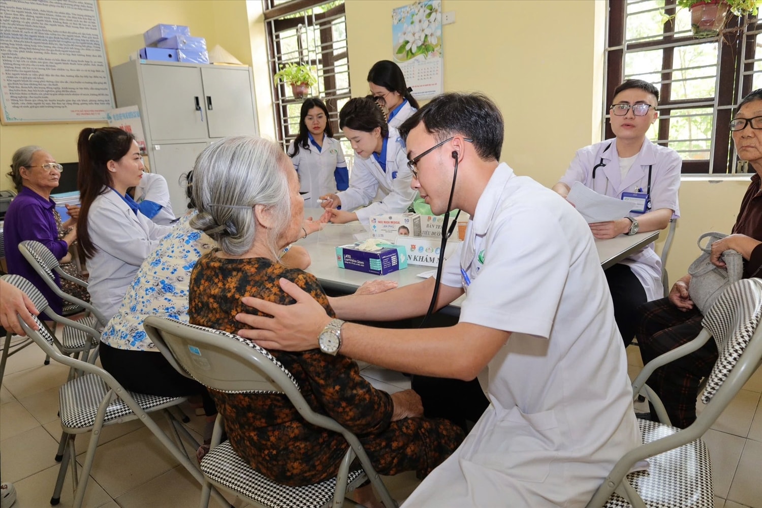 Bác sĩ khám bệnh, cấp phát thuốc miễn phí cho người dân ở Đặc khu Cát Hải (Ảnh: CSCC)