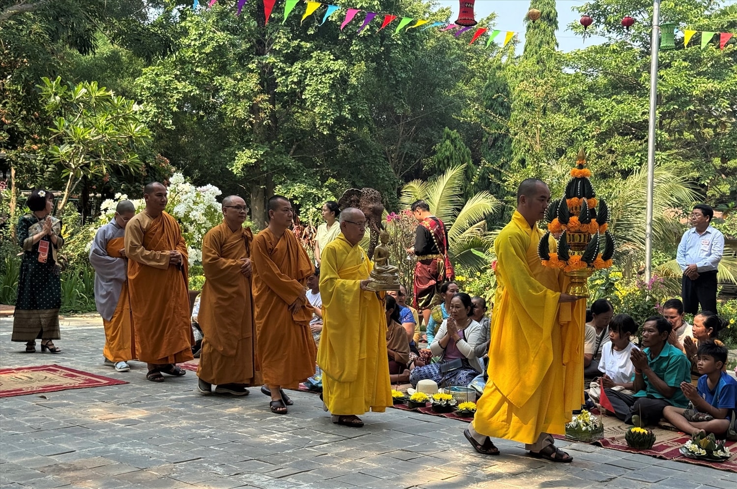 Em kg tin: Vui Tết Bunpimay cùng người Lào nơi biên giới 2