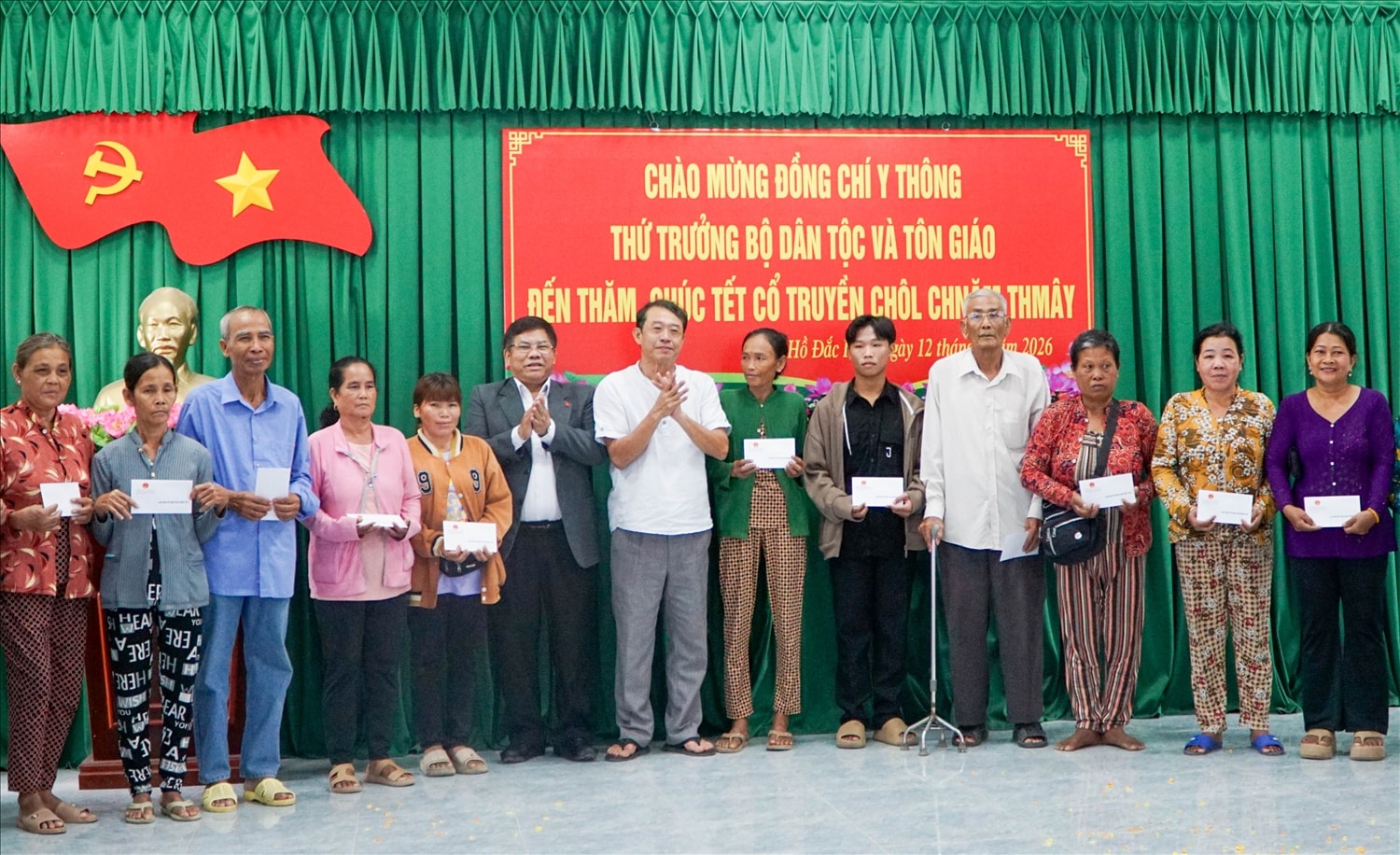 Thứ trưởng Bộ Dân tộc và Tôn giáo Y Thông và Phó Chủ tịch UBND TP. Cần Thơ  Nguyễn Văn Khởi tặng quà hộ gia đình dân tộc Khmer có hoàn cảnh khó khăn.