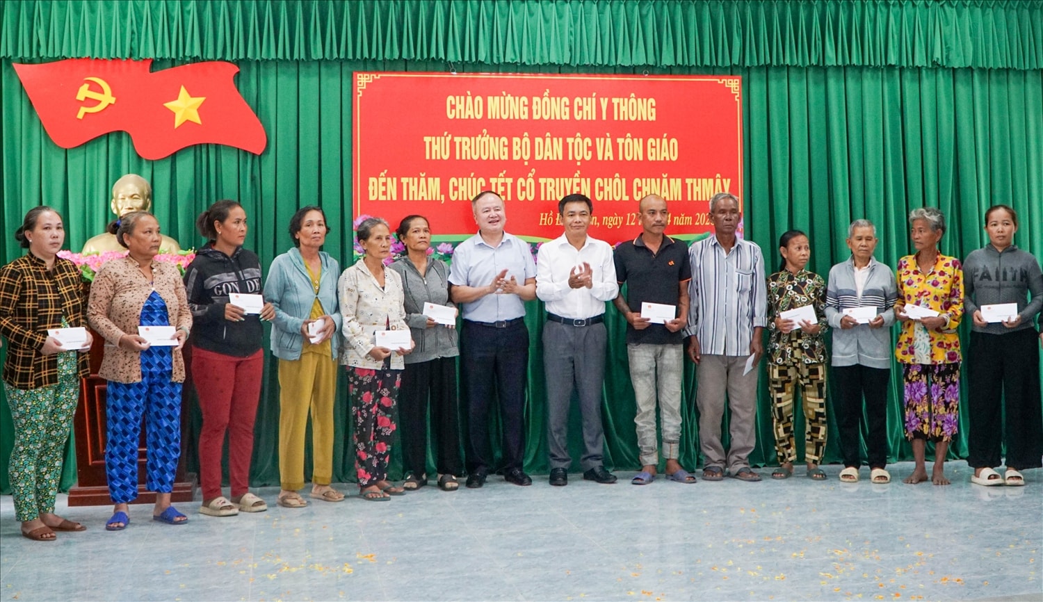 Vụ trưởng Vụ Tuyên truyền công tác dân tộc, tôn giáo  Lò Quang Tú và Giám đốc Sở Dân tộc và Tôn giáo Lâm Hoàng Mẫu trao quà cho các hộ gia đình có hoàn cảnh khó khăn