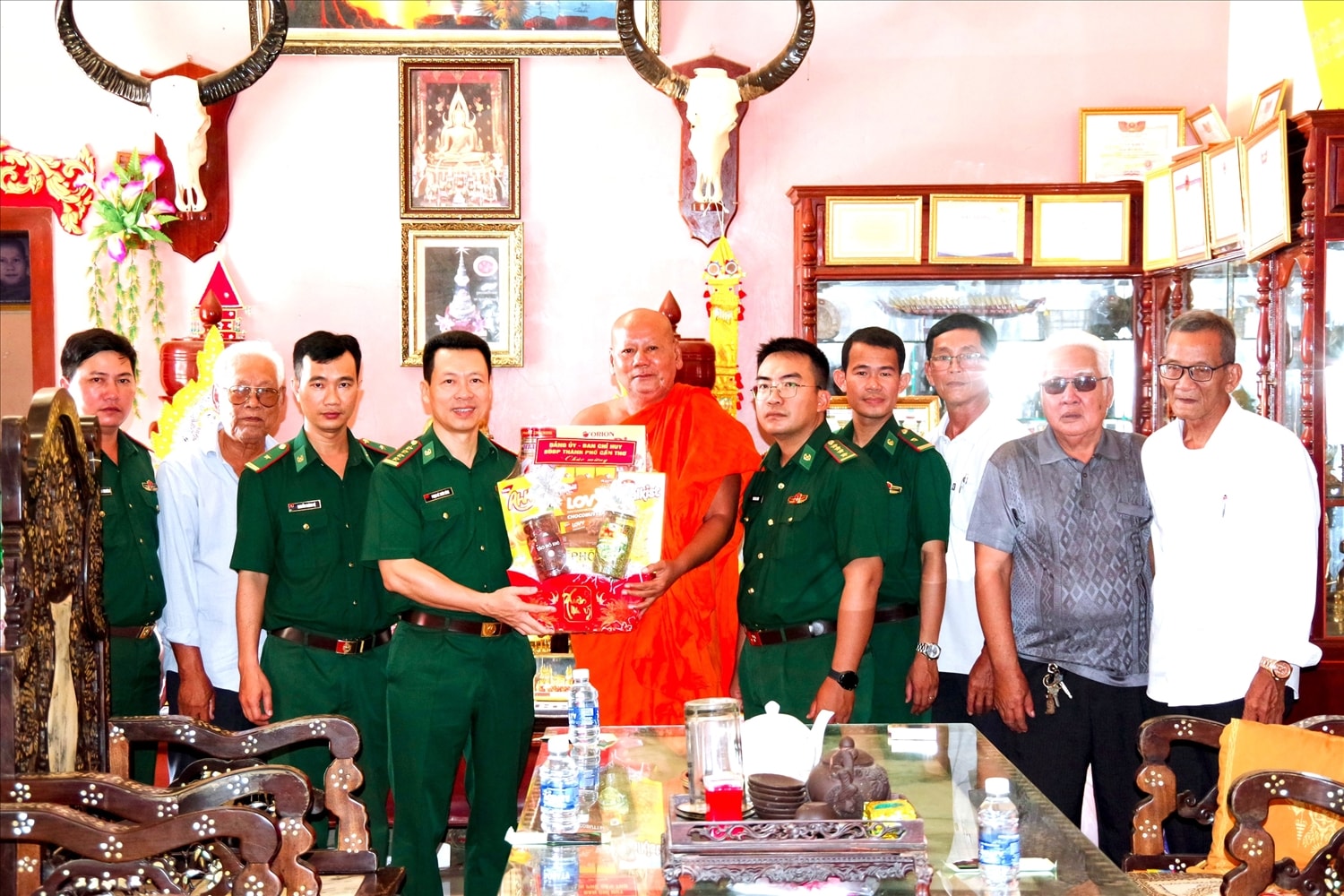 Đại tá Phạm Lê Xuân Bình, Chỉ huy trưởng BĐBP thành phố cùng đoàn công tác thăm, tặng quà Hòa thượng Thạch Huôl, Trụ trì chùa Prey Chóp và Người có uy tín xã Lai Hòa, TP. Cần Thơ