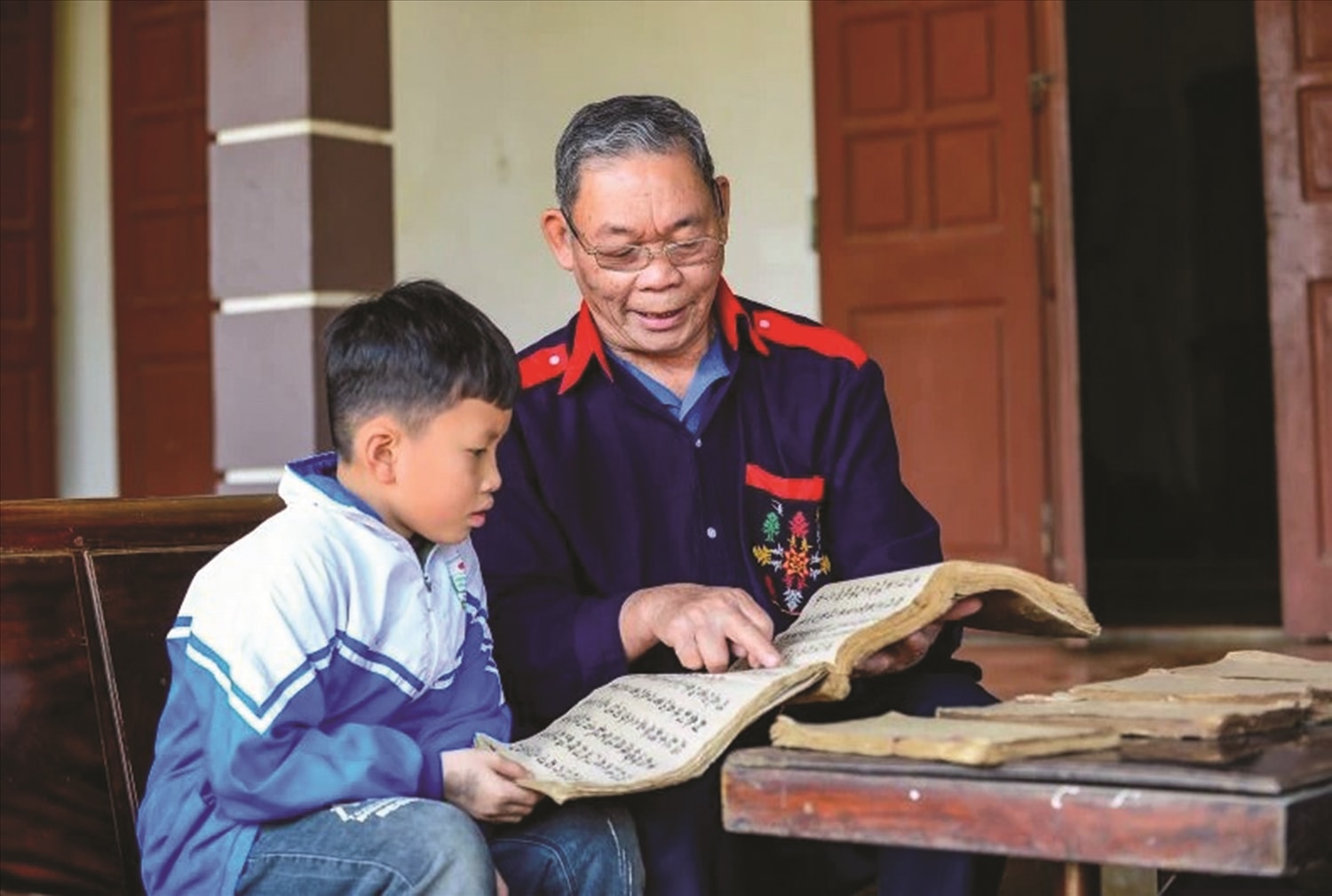 Ông Phùng Quang Du trực tiếp truyền dạy chữ Nôm Dao cho người dân tại thôn Hạ Sơn