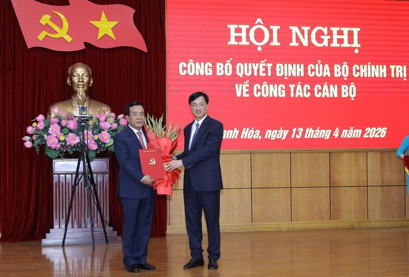 Ông Nguyễn Duy Ngọc, Ủy viên Bộ Chính trị, Bí thư Trung ương Đảng, Trưởng ban Tổ chức Trung ương trao quyết định của Bộ Chính trị điều động ông Lê Đức Thái giữ chức Bí thư Tỉnh ủy Thanh Hóa. Ảnh: Minh Hiếu