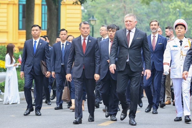 Sau lễ đón, hai Thủ tướng di chuyển tới Trụ sở Chính phủ để tiến hành hội đàm và chứng kiến lễ ký kết, trao các văn kiện hợp tác giữa Việt Nam – Slovakia - Ảnh: VGP/Nhật Bắc