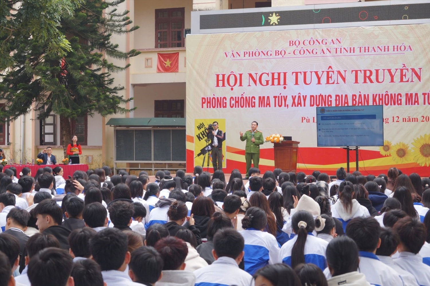 Lực lượng Công an tuyên truyền phòng, chống ma túy tại xã Pù Luông.