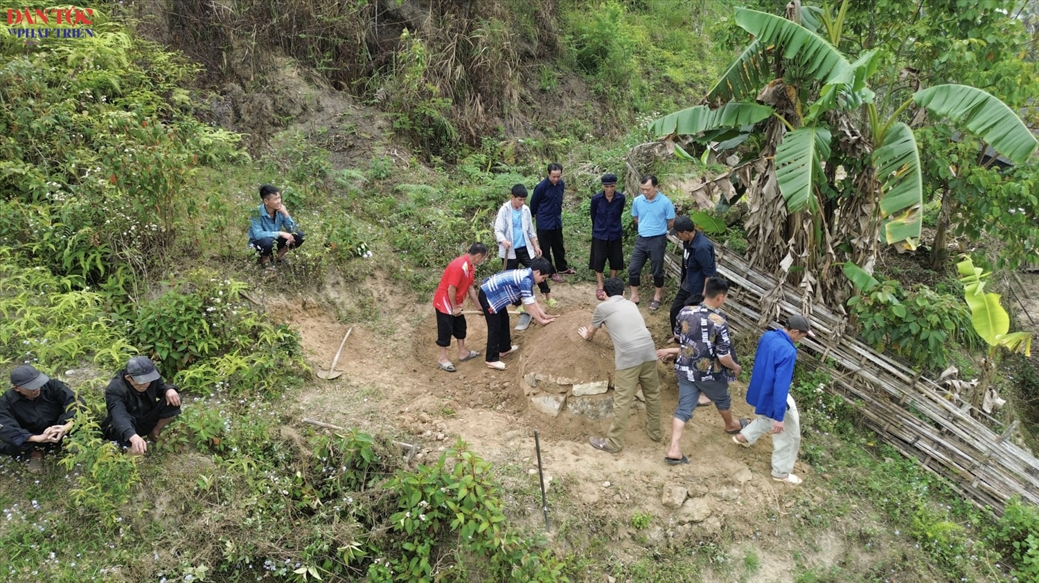 Trong Lễ Thanh minh, người Cờ Lao đỏ chăm nom phần mộ người thân như một nghi thức nối dài truyền thống