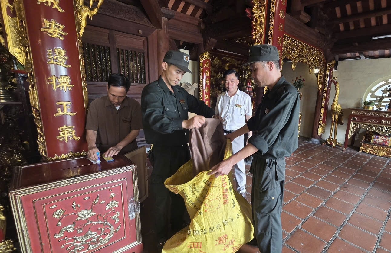 Các hòm công đức được mở theo quy trình chặt chẽ, dưới sự giám sát của nhiều bộ phận và hệ thống camera. Ảnh: Mỹ Dung