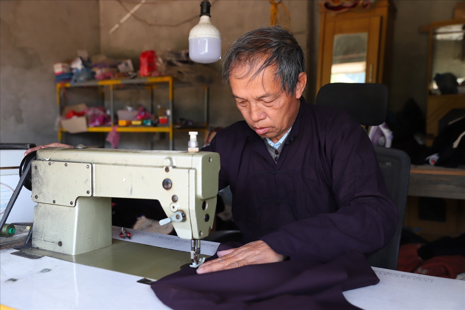 Thành viên Tổ hợp tác sản xuất trang phục truyền thống dân tộc Nùng xã Thiện Thuật cắt may trang phục truyền thống