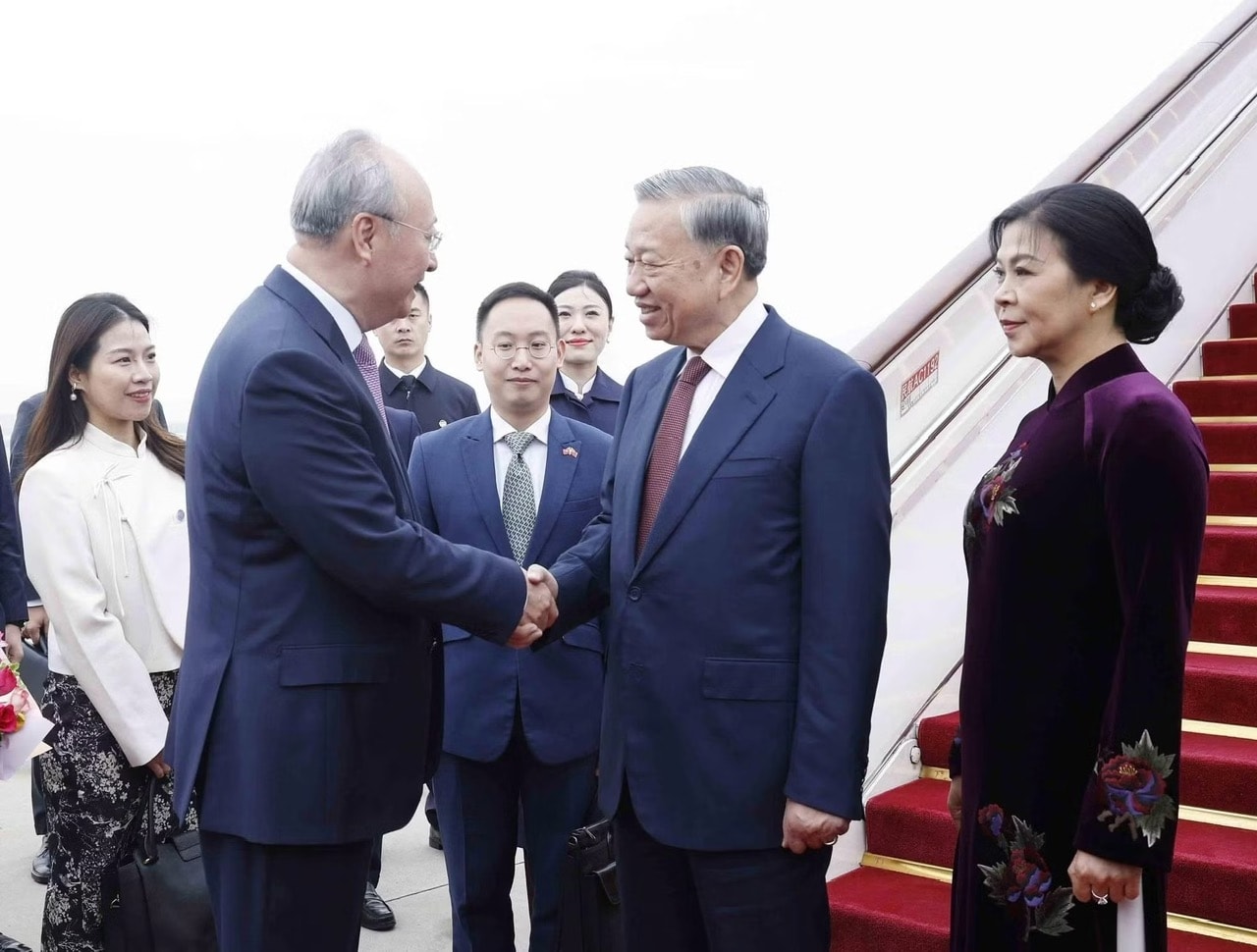 Lễ đón Tổng Bí thư, Chủ tịch nước Tô Lâm và Phu nhân tại Sân bay quốc tế Bắc Kinh. (Ảnh: Thống Nhất -TTXVN)