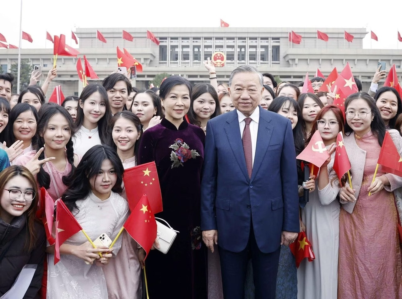 Đại diện kiều bào, lưu học sinh Việt Nam tại Trung Quốc đón Tổng Bí thư, Chủ tịch nước Tô Lâm và Phu nhân ở Sân bay quốc tế Bắc Kinh. (Ảnh: Thống Nhất - TTXVN)