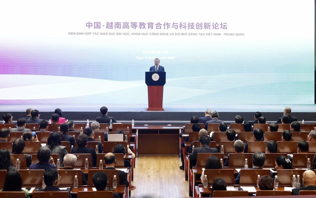 Tổng Bí thư, Chủ tịch nước Tô Lâm trước đông đảo cán bộ, sinh viên, học viên Đại học Thanh Hoa, Trung Quốc.