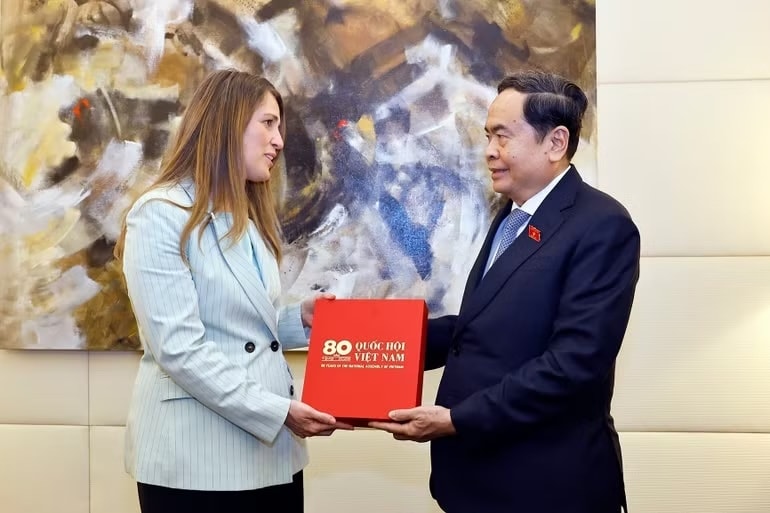 Chủ tịch Quốc hội Trần Thanh Mẫn tặng cuốn sách 