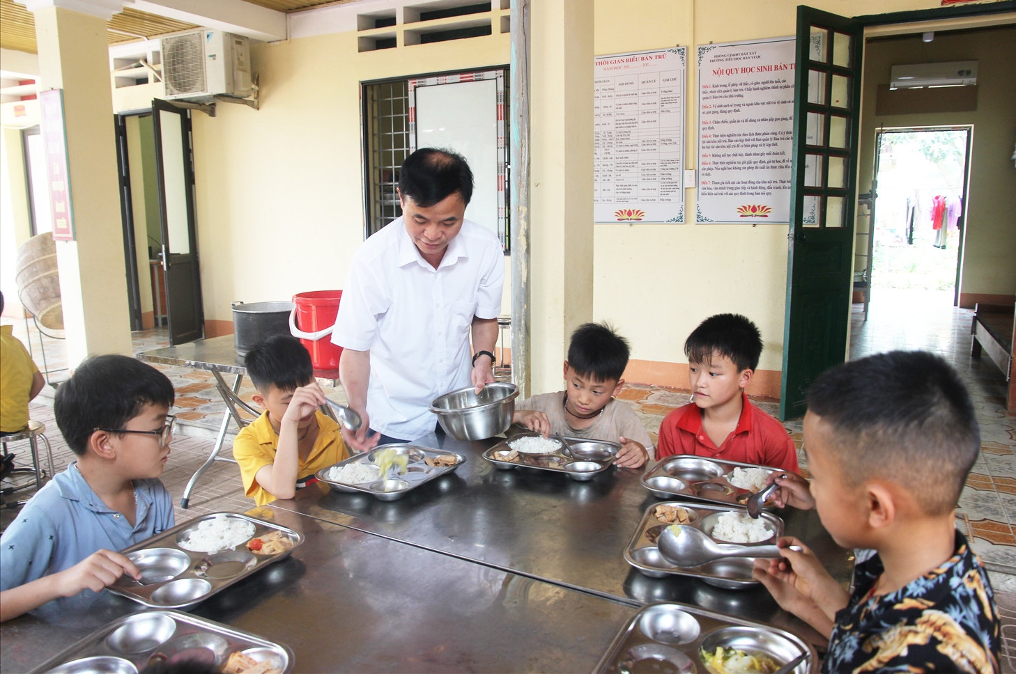 Siết chặt quản lý, bảo đảm chất lượng bữa ăn cho học sinh vùng cao 