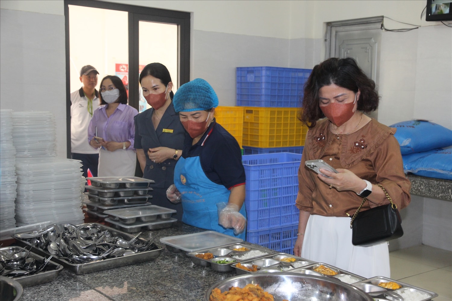 Việc kiểm tra, giám sát an toàn vệ sinh thực phẩm được Trường TH Nguyễn Du phối hợp với phụ huynh học sinh thực hiện có hiệu quả (Ảnh Trọng Bảo)