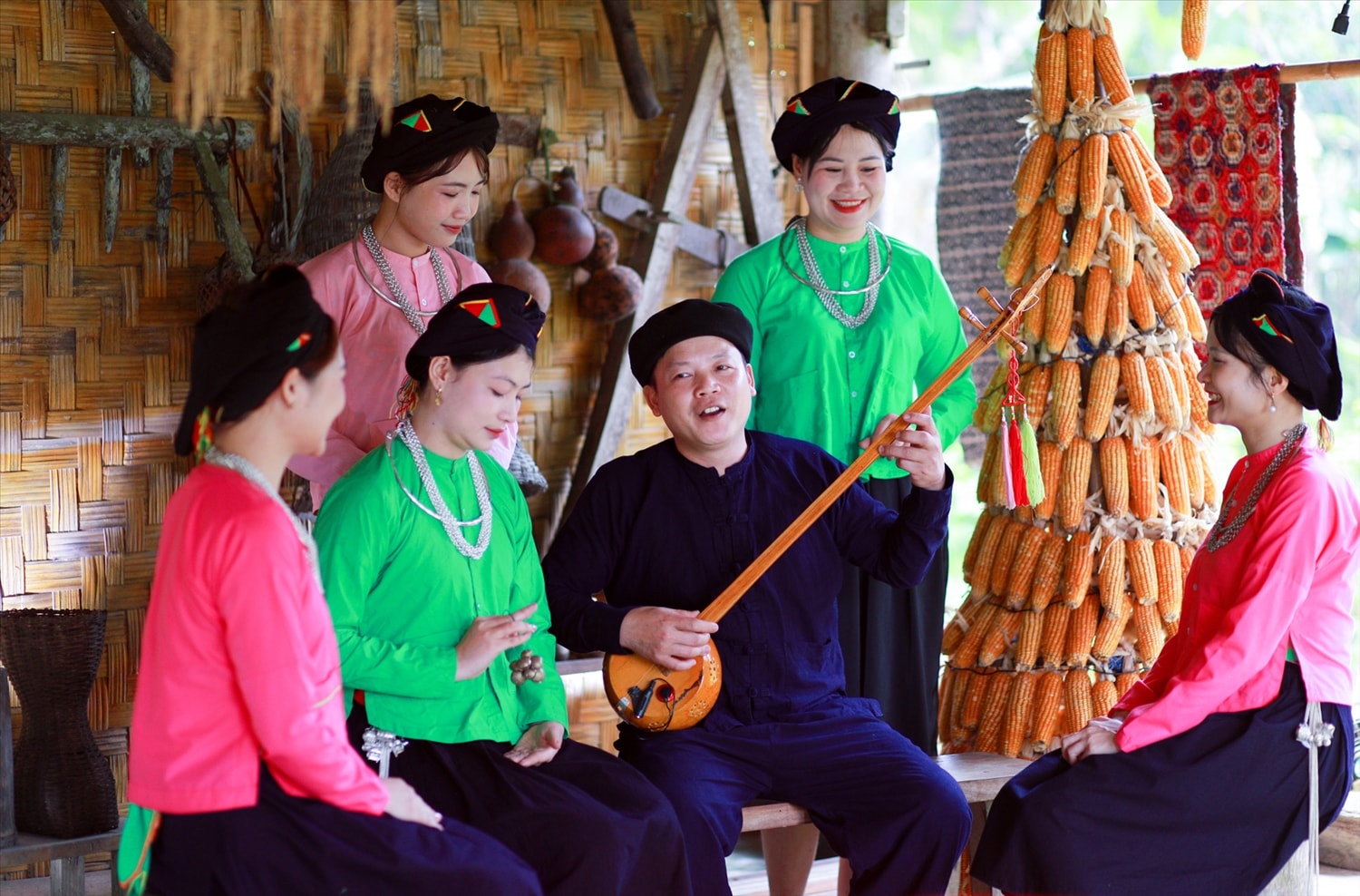Thưởng thức hát Then và đàn Tính ngay tại nhà sàn là trải nghiệm văn hóa đặc sắc  mà các mô hình du lịch cộng đồng tại Lâm Thượng đang gìn giữ,  góp phần quảng bá bản sắc dân tộc đến bạn bè trong nước và Quốc tế