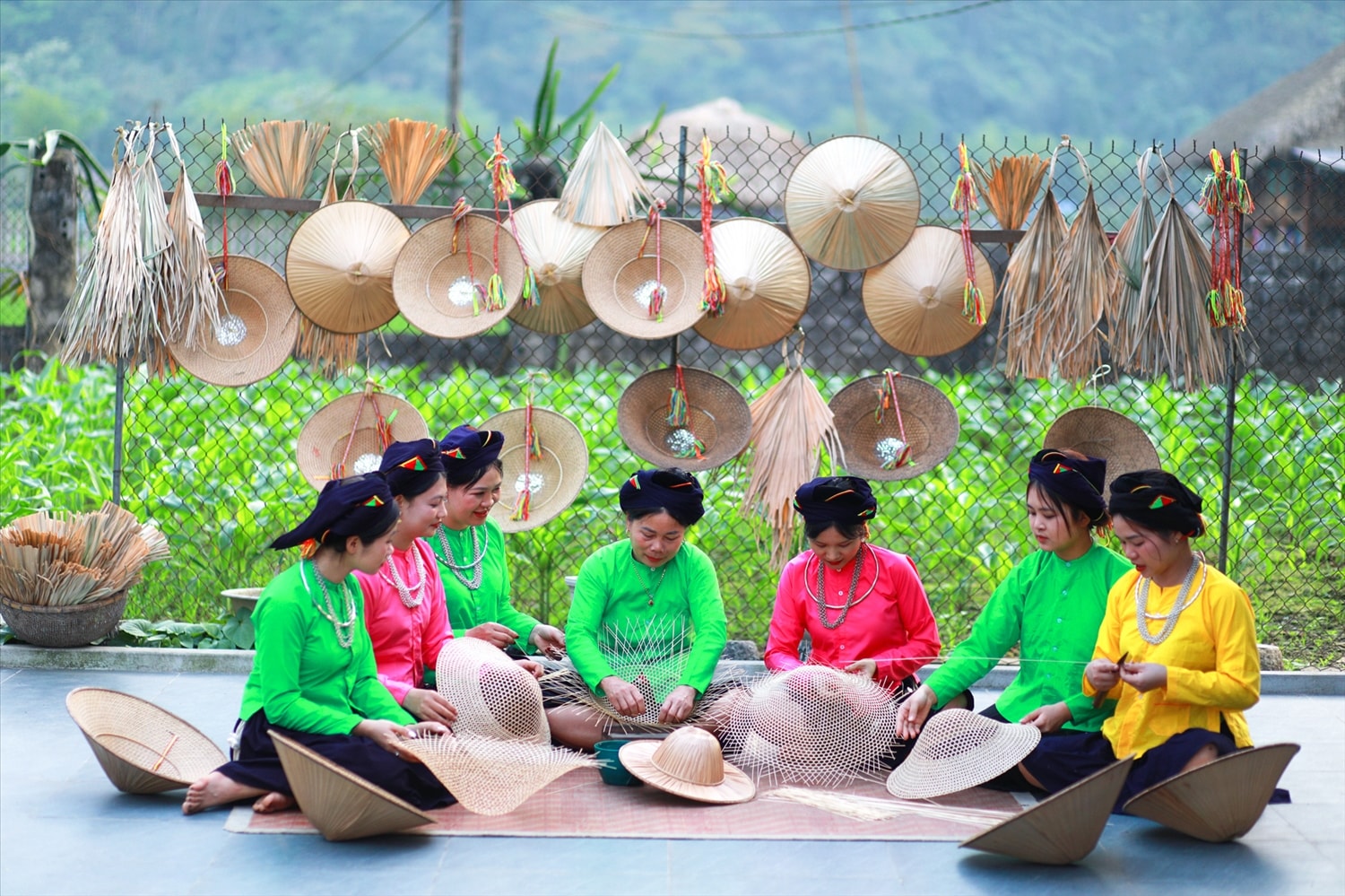 Nét đẹp văn hóa và nghề truyền thống đan nón được các thế hệ phụ nữ Tày trân trọng gìn giữ và trao truyền lại cho thế hệ trẻ