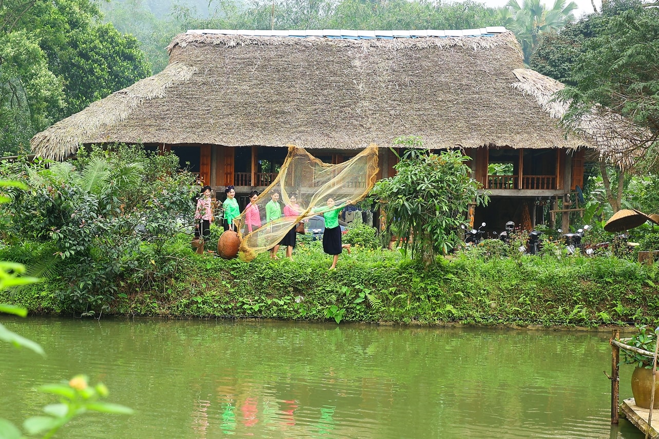 Tại Homestay Dũng Phiêu, du khách không chỉ được nghỉ dưỡng trong những nếp nhà sàn  cổ kính mà còn được trải nghiệm thực tế các hoạt động đời sống thường nhật của người Tày  Lâm Thượng như quăng chài bắt cá ngay tại ao nhà