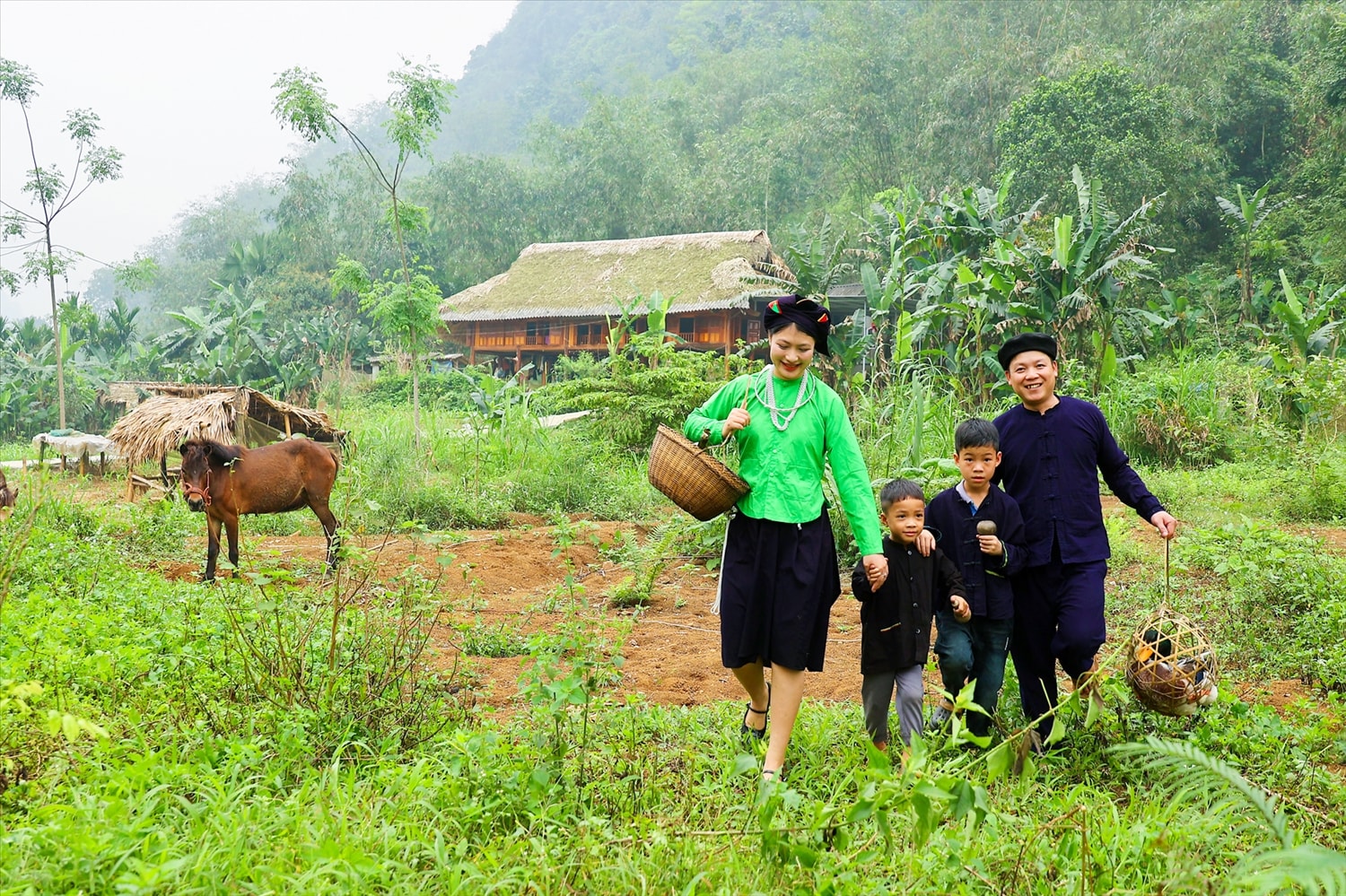 'Pay Tái' theo tiếng Tày có nghĩa là 'Về nhà ngoại'. Đây là dịp để những người phụ nữ đã đi lấy chồng cùng chồng con mang lễ vật gồm: Vịt bầu, bánh chuối, gạo nếp và rượu về thăm bố mẹ đẻ