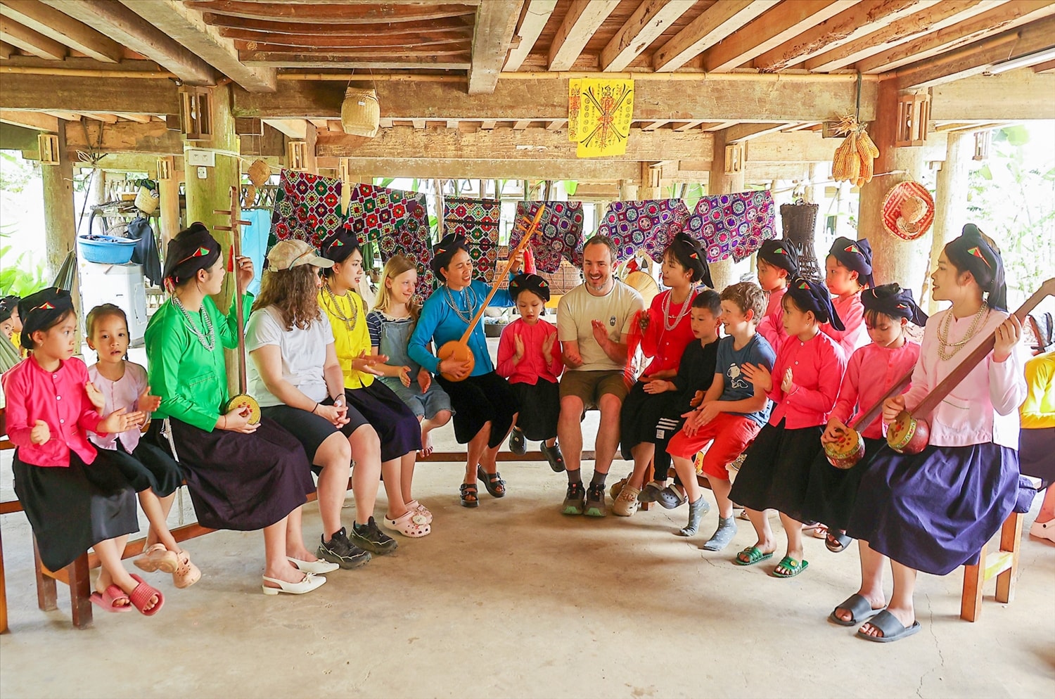 Không khoảng cách, không rào cản ngôn ngữ – tiếng đàn Tính tẩu đã trở thành nhịp cầu kết nối những tâm hồn yêu văn hóa từ khắp nơi trên thế giới  khi đến với thung lũng Lâm Thượng xanh mướt
