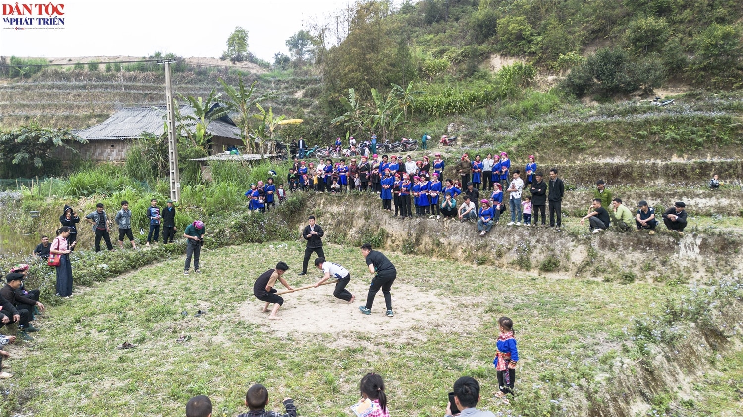 Đồng bào dân tộc Cơ Lao tại xã Tân Tiến tham gia các trò chơi dân gian trong ngày hội cộng đồng