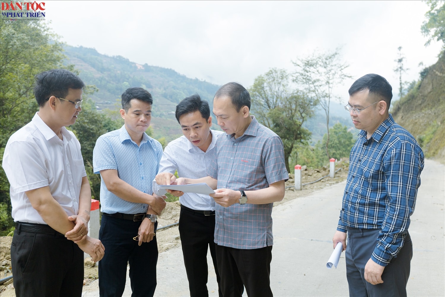 Giám đốc Sở Dân tộc và Tôn giáo tỉnh Tuyên Quang Nguyễn Văn Dưng kiểm tra hồ sơ các Dự án phát triển sinh kế cho đồng bào dân tộc Cơ Lao tại xã Tân Tiến