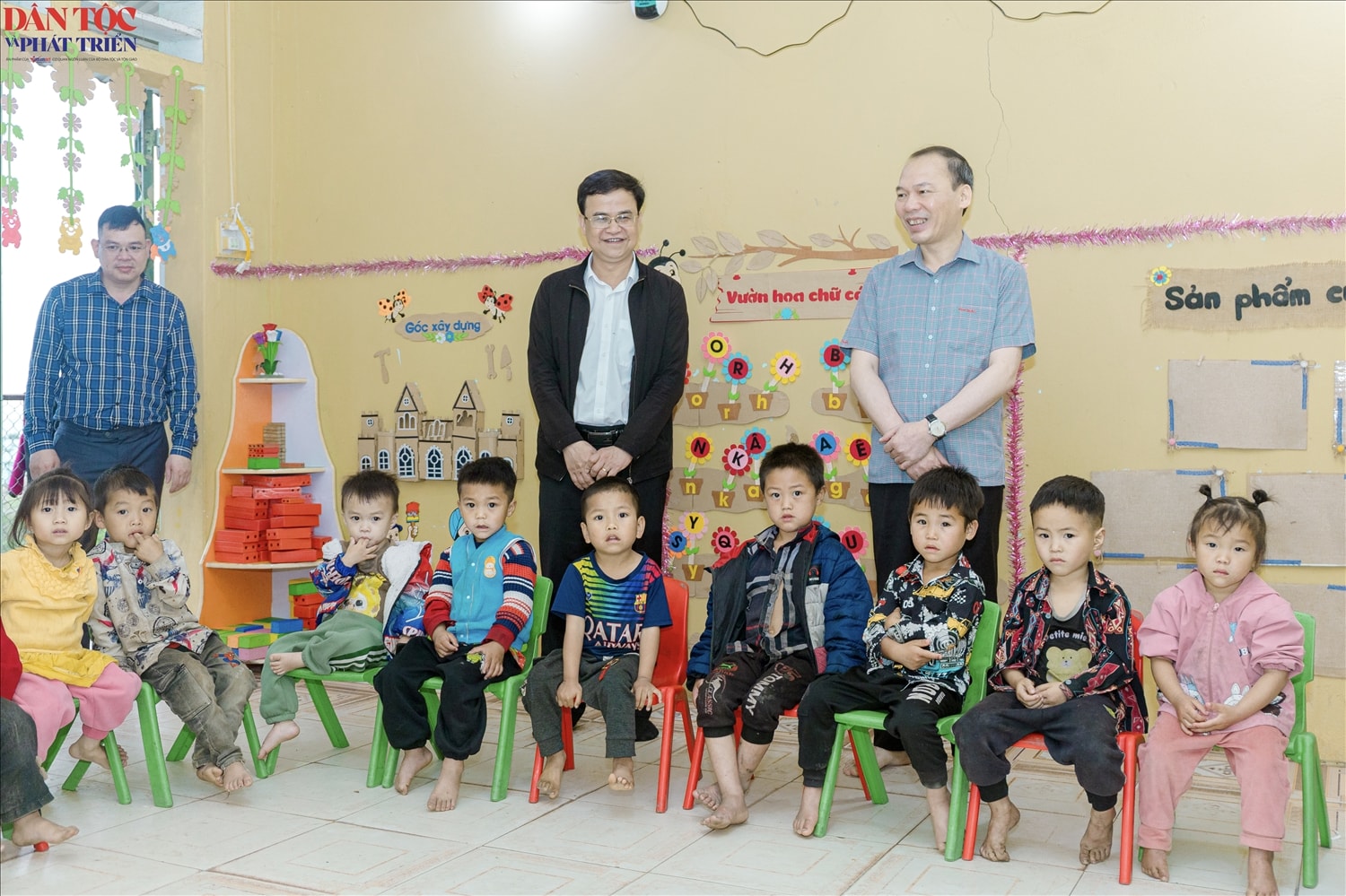 Giám đốc Sở Dân tộc và Tôn giáo tỉnh Tuyên Quang Nguyễn Văn Dưng (ngoài cùng bên phải) thăm điểm trường của các em học sinh đồng bào dân tộc Cơ Lao tại thôn Phìn Sư, xã Tân Tiến