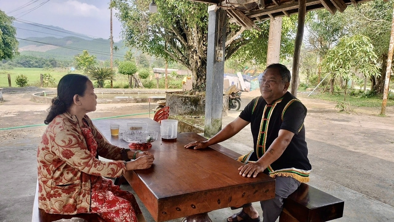 Trong vai trò Người có uy tín ở địa phương, ông Dương Lai tận tình đi từng ngõ, gõ từng nhà để nắm bắt tình hình về đời sống, kinh tế của bà con để có giải pháp động viên, hỗ trợ  (Ảnh HT)