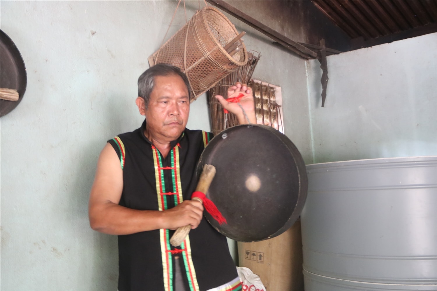 Nghệ nhân Ưu tú Dương Lai giới thiệu về chiếng chiêng truyền thống của đồng bào Co (Ảnh HT)