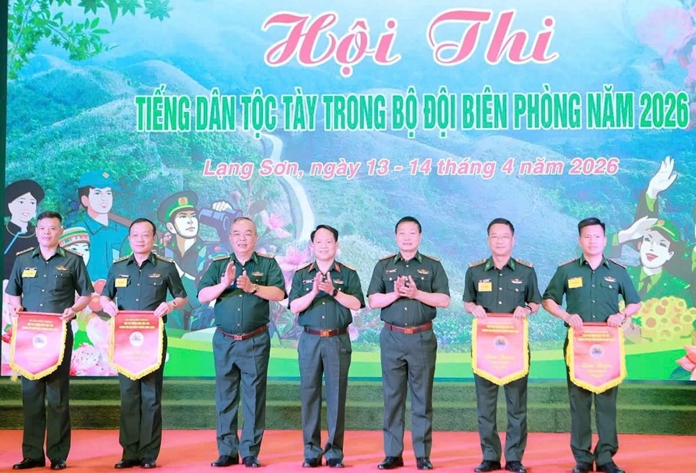 Lãnh đạo Bộ Tư lệnh BĐBP, Bộ Chỉ huy quân sự tỉnh, Ban Chỉ huy Bộ đội biên phòng tỉnh Lạng Sơn trao cờ thi đua cho các đội thi
